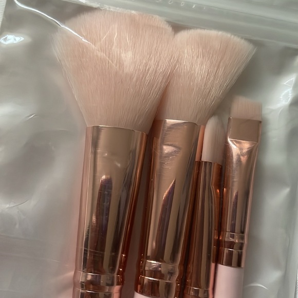 Set of 4 makeup brushes - Picture 2 of 2